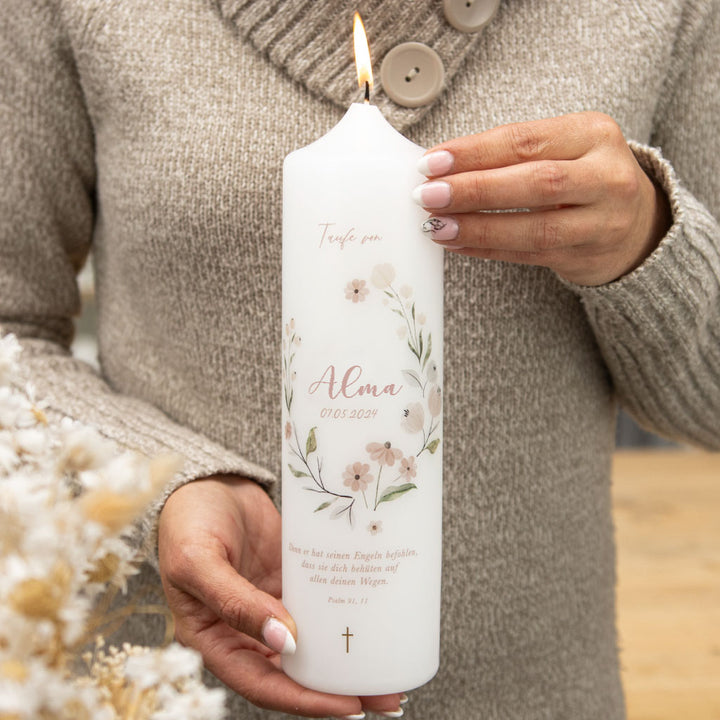 Taufkerze Mädchen Blumen in Altrosa mit Namen, Taufdatum und Taufspruch