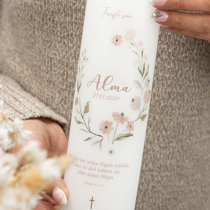 Taufkerze Blumen Kranz in Altrosa und eleganter Schrift für Mädchen und Jungen