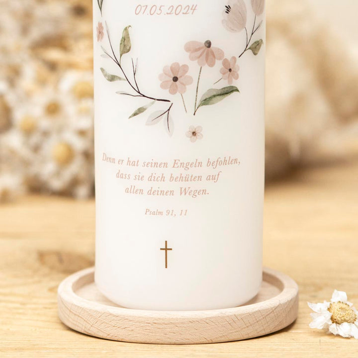 Taufkerze mit Blumen und Taufspruch Psalm 91,11 Er hat seinen Engeln befohlen