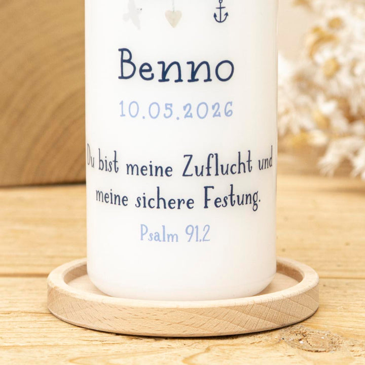 Taufkerze mit blauer Schrift für den Namen, das Datum und den Taufspruch mit Psalmangabe
