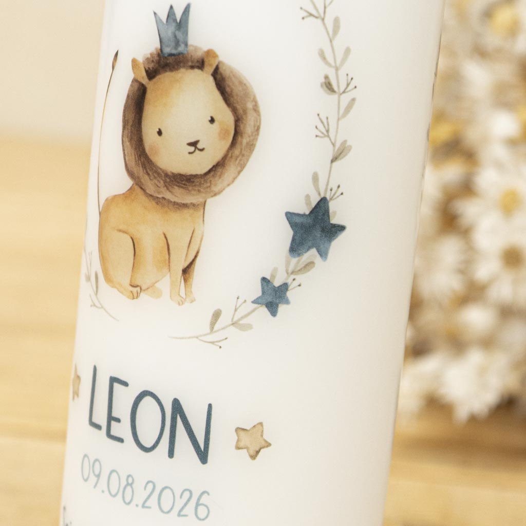 Taufkerze Löwe Leon mit Sternen und Kranz
