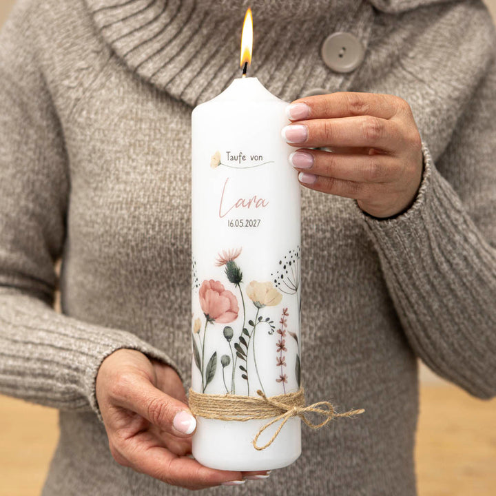 Taufkerze Mädchen mit Blumen und Juteband in Altrosa
