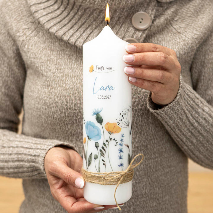 Taufkerze Junge und Mädchen mit Blumen und Juteband