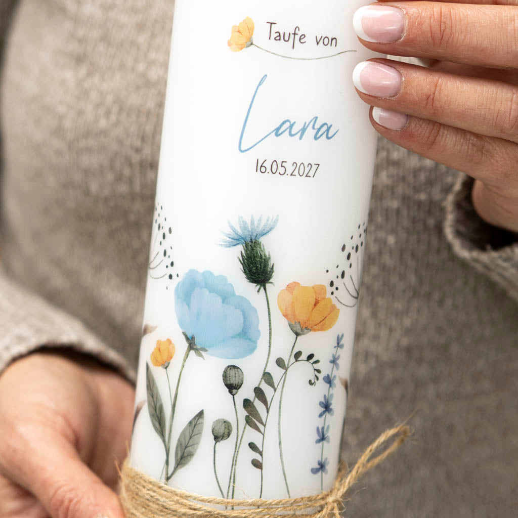 Taufkerze mit Blumen in Blau für Jungen und Mädchen