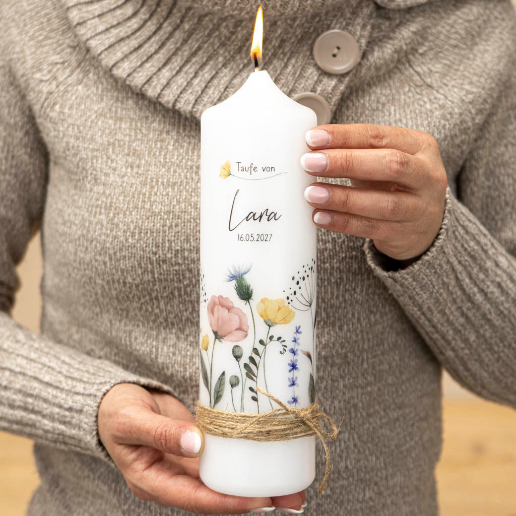 Personalisierte Taufkerze für Mädchen mit Blumen und Juteband