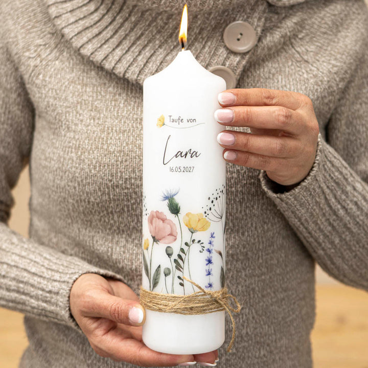 Personalisierte Taufkerze für Mädchen mit Blumen und Juteband