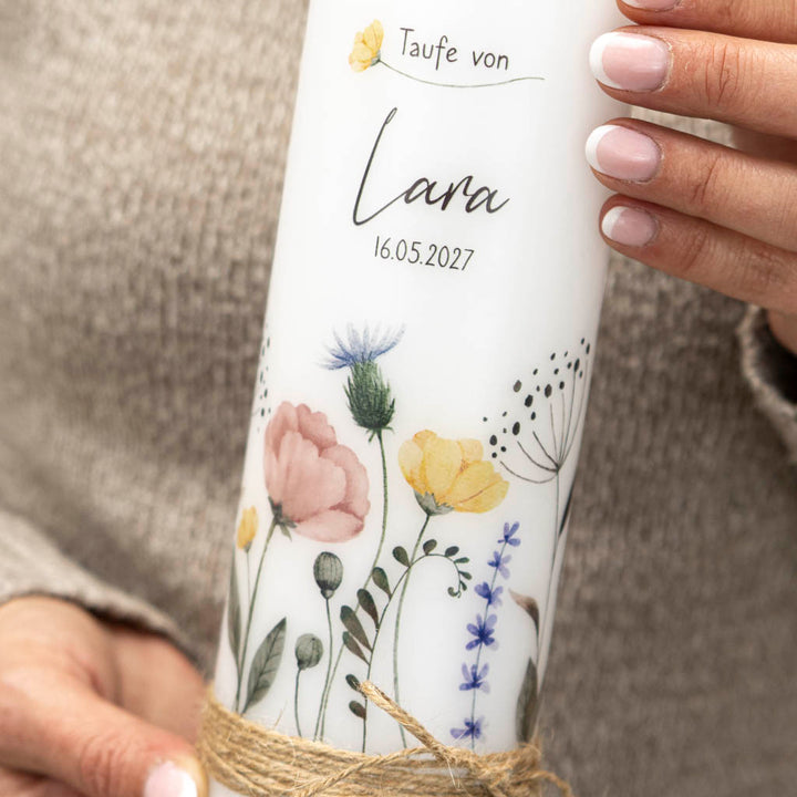 Taufkerze Blumen für Mädchen mit Juteband und Beschriftung