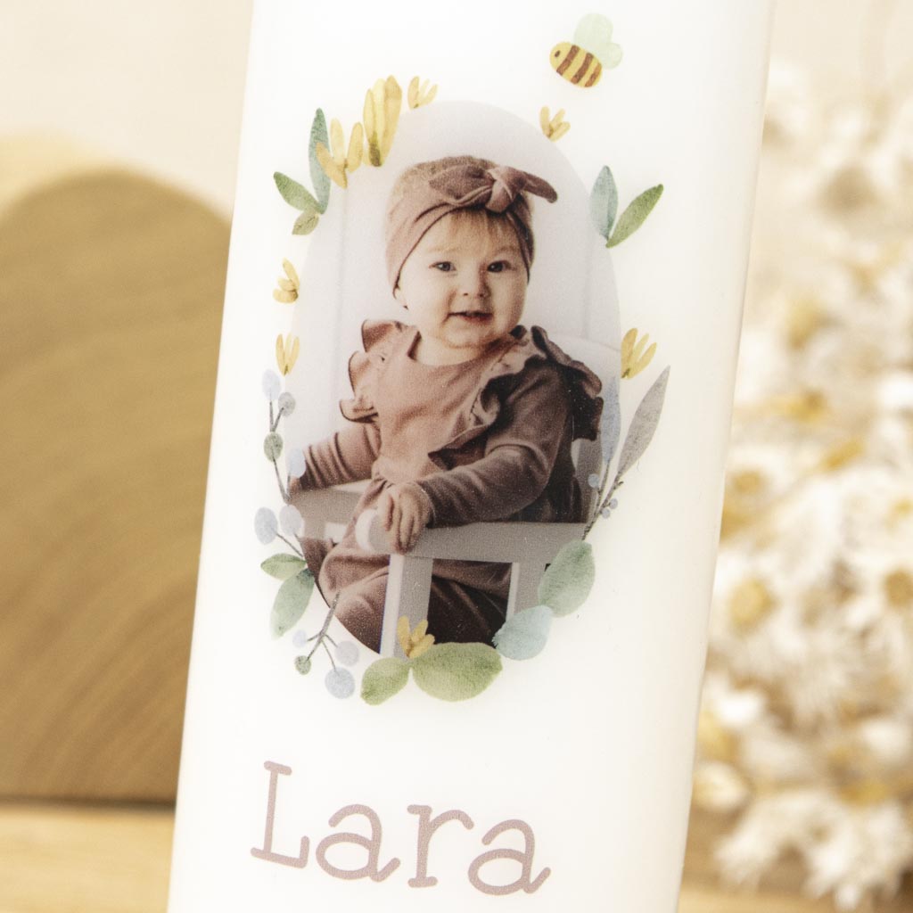 Fotokerze zur Taufe für Mädchen mit Blumen und Biene