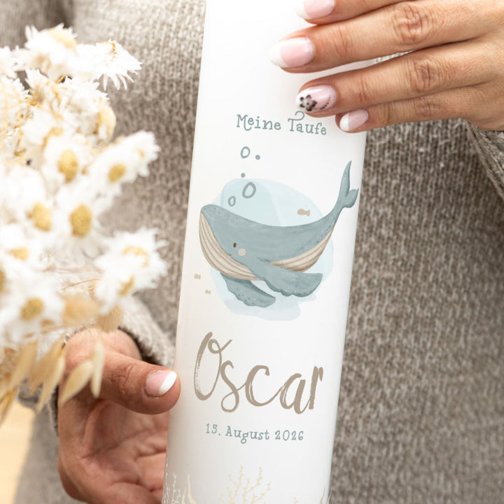 Taufkerze Wal Fische und Wasser in Blau und Beige