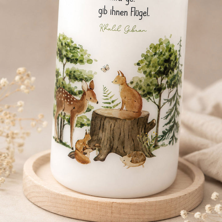 Taufkerze Waldtiere Detail: Fuchs auf Baumstumpf, Reh und Igel im Aquarell-Wald