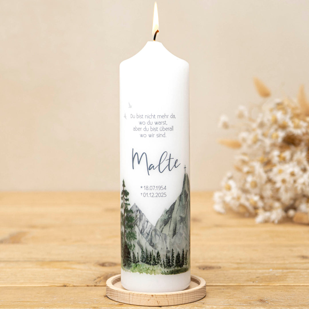 Trauerkerze Berge personalisiert mit Aquarell-Bergmotiv, Nadelwald, Name und Lebensdaten