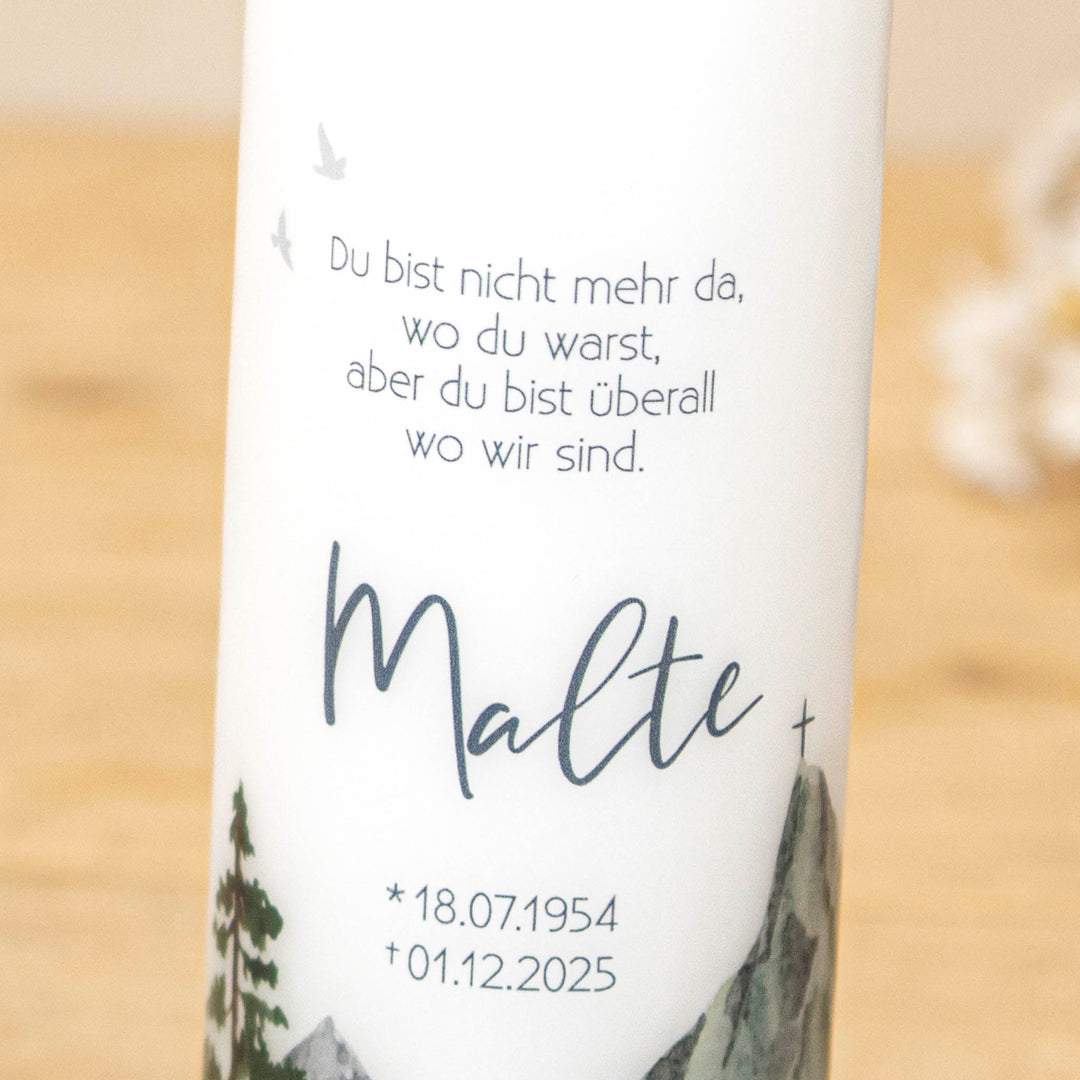 Trauerkerze Berge mit Trauerspruch und kleinen Vögeln über dem Bergmotiv