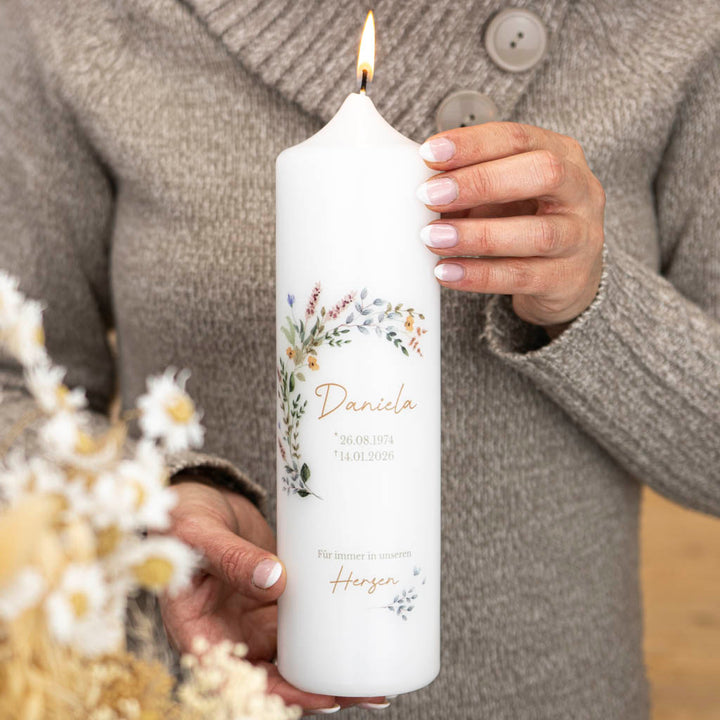 Trauerkerze Bllumenkranz personalisiert mit Namen und Datum