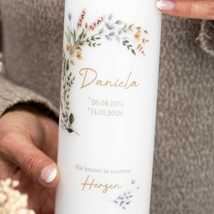 Trauerkerze Blumen mit dem Spruch Für immer in unseren Herzen