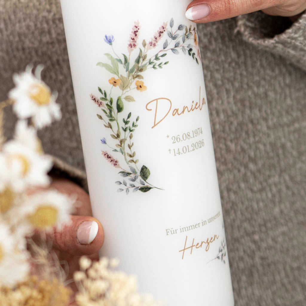 Gedenkkerze Blumen personalisiert mit Datum und Namen