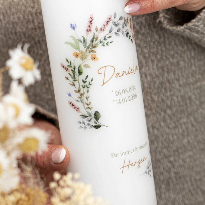 Gedenkkerze Blumen personalisiert mit Datum und Namen