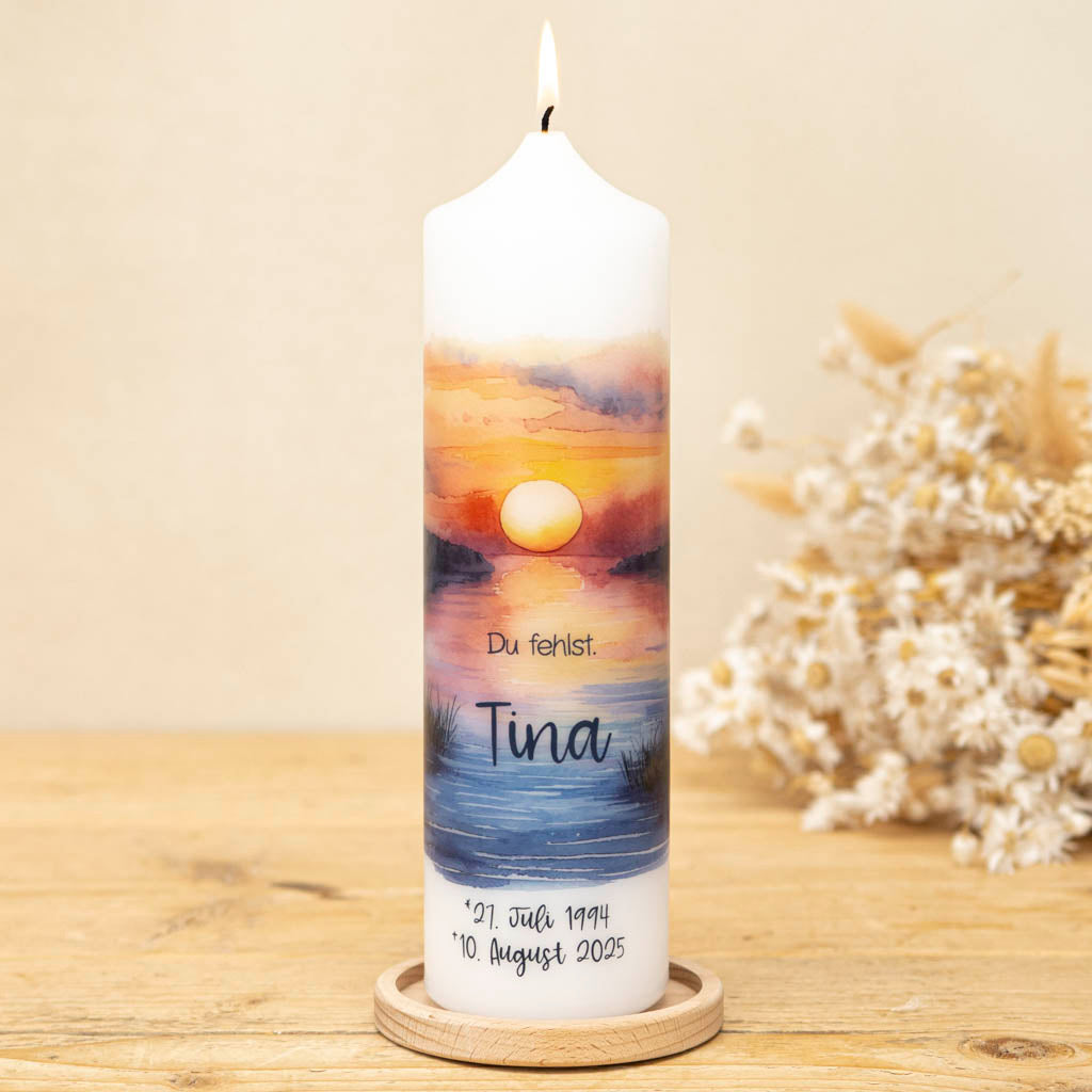 Trauerkerze Sonnenuntergang mit Namen, Sterbedatum, Trauerspruch und passendem Kerzenhalter aus Holz
