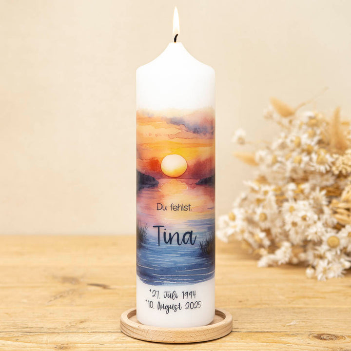 Trauerkerze Sonnenuntergang mit Namen, Sterbedatum, Trauerspruch und passendem Kerzenhalter aus Holz