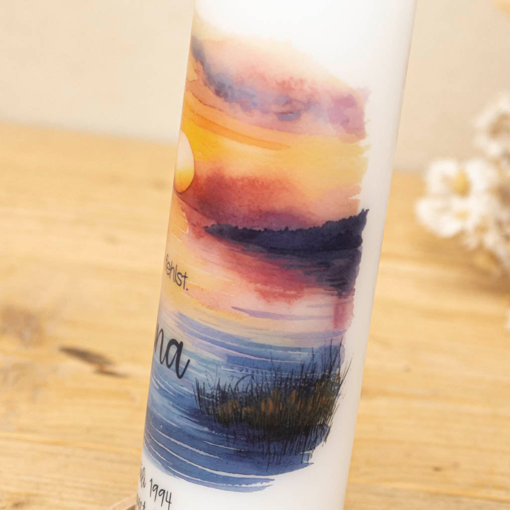 Gedenkkerze mit Sonnenuntergang, See und Hügel als Motiv