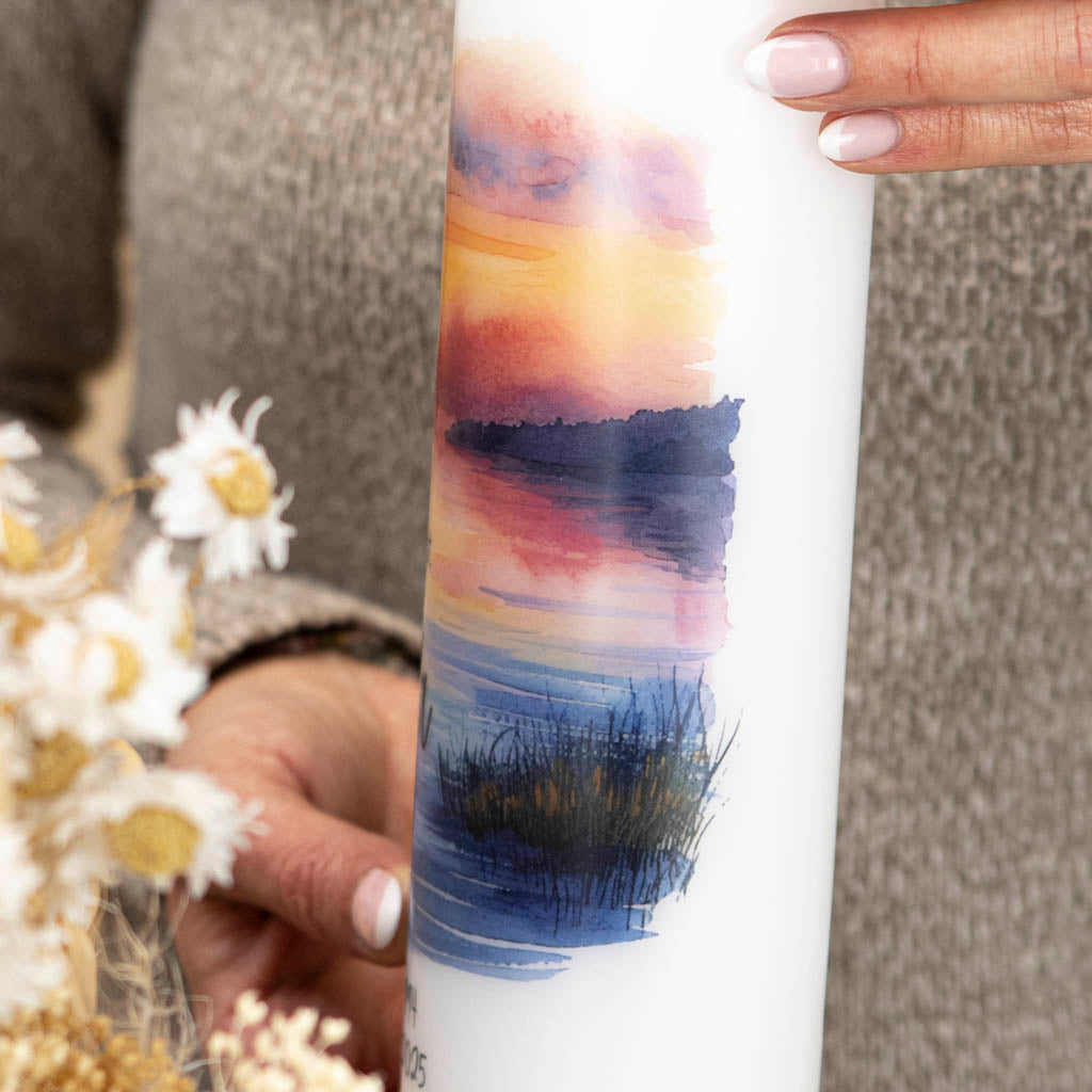 Trauerkerze mit Sonnenuntergang über dem See