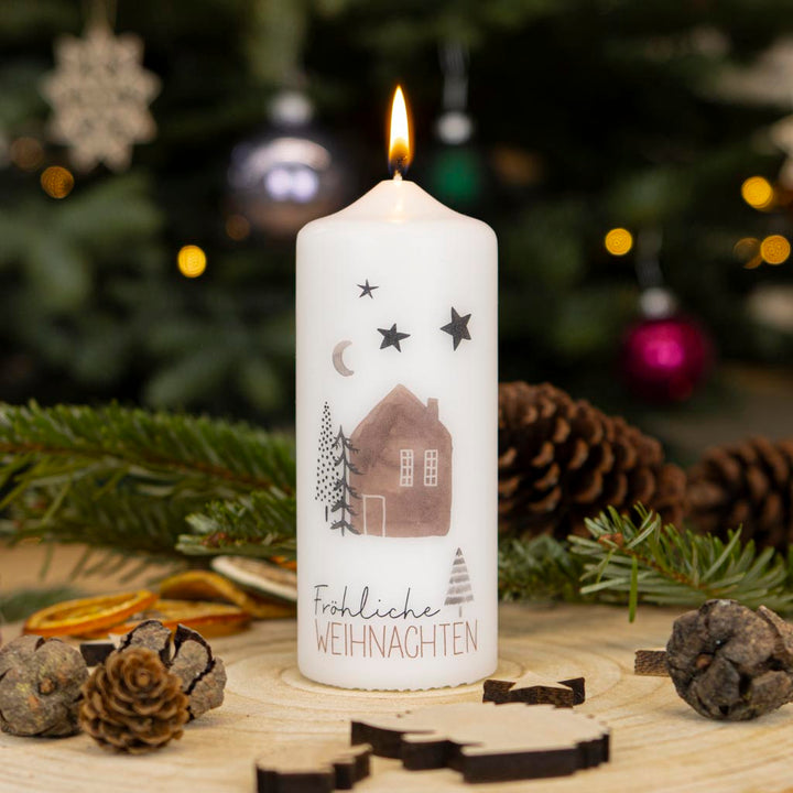 Weihnachtskerze fröhliche Weihnachten in winterlicher Dekoration