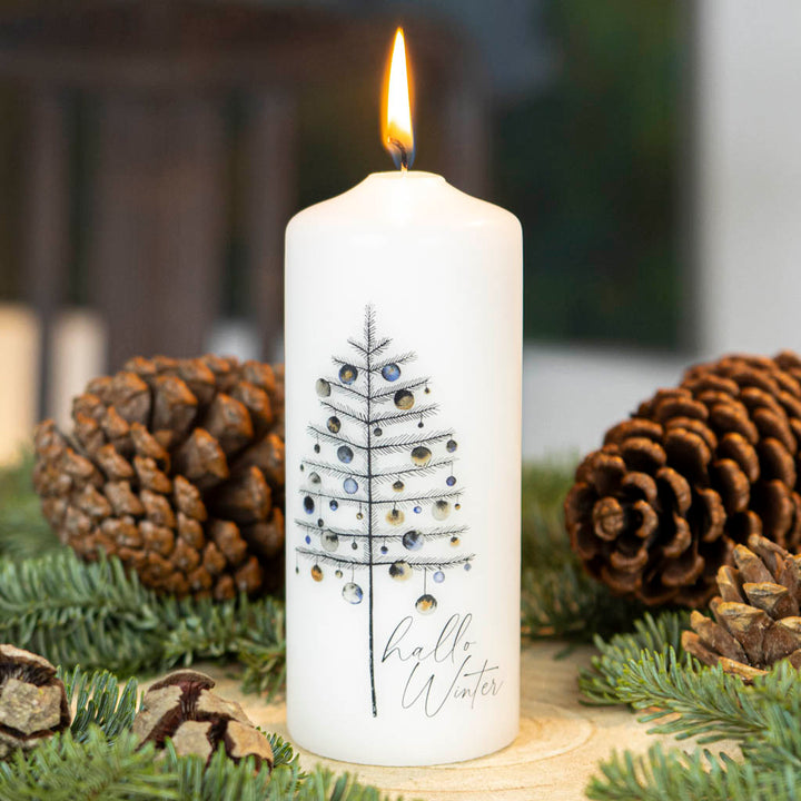 Weihnachtskerze Tannenbaum mit Kugeln hallo Winter