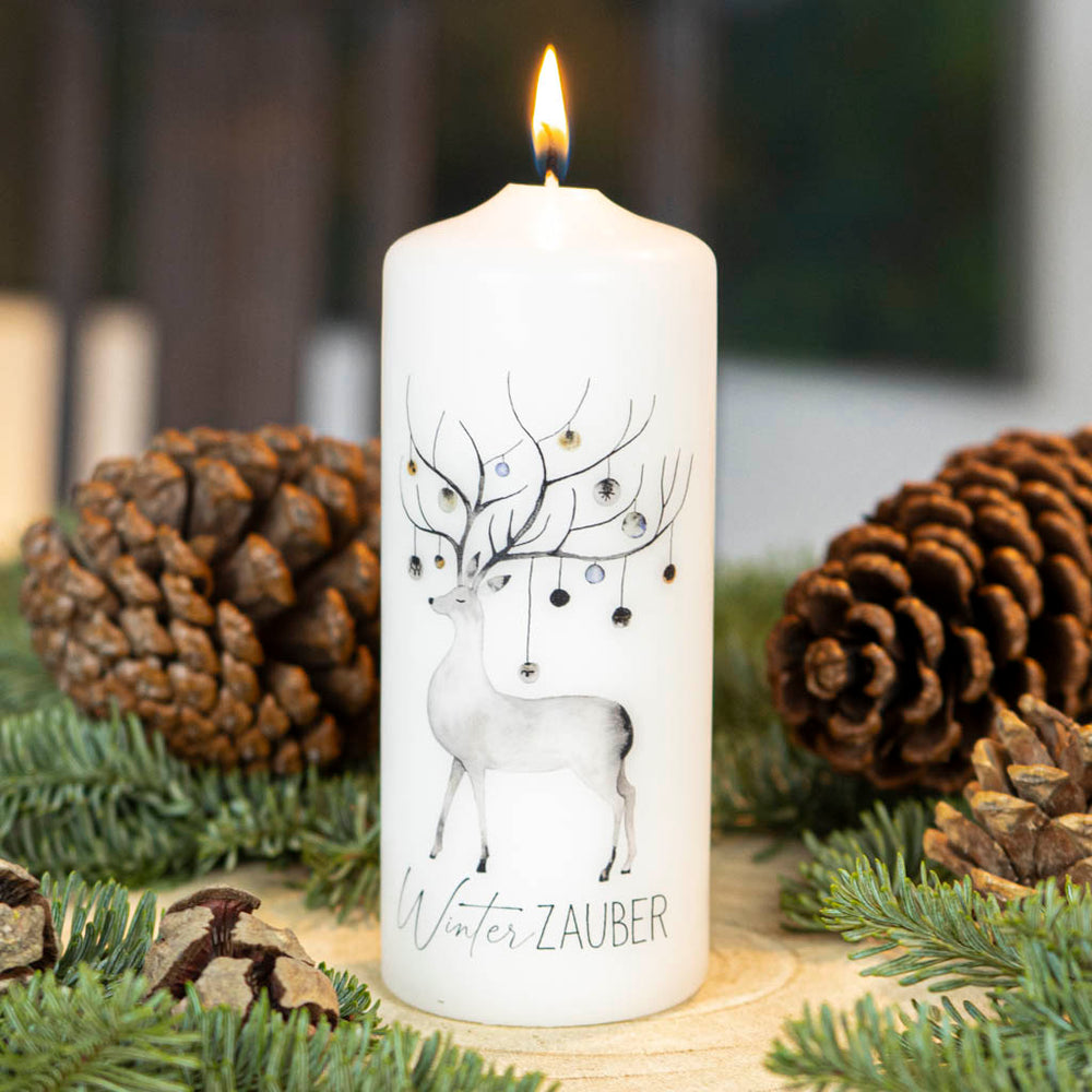Weihnachtskerze Winterzauber mit Hisch als Motiv