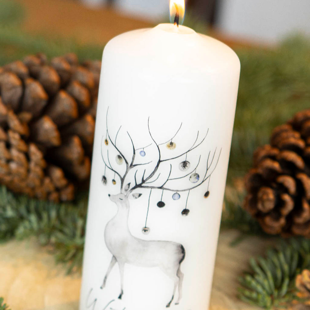 Weihnachtskerze Rentier mit bunten Kugeln