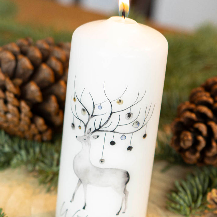 Weihnachtskerze Rentier mit bunten Kugeln