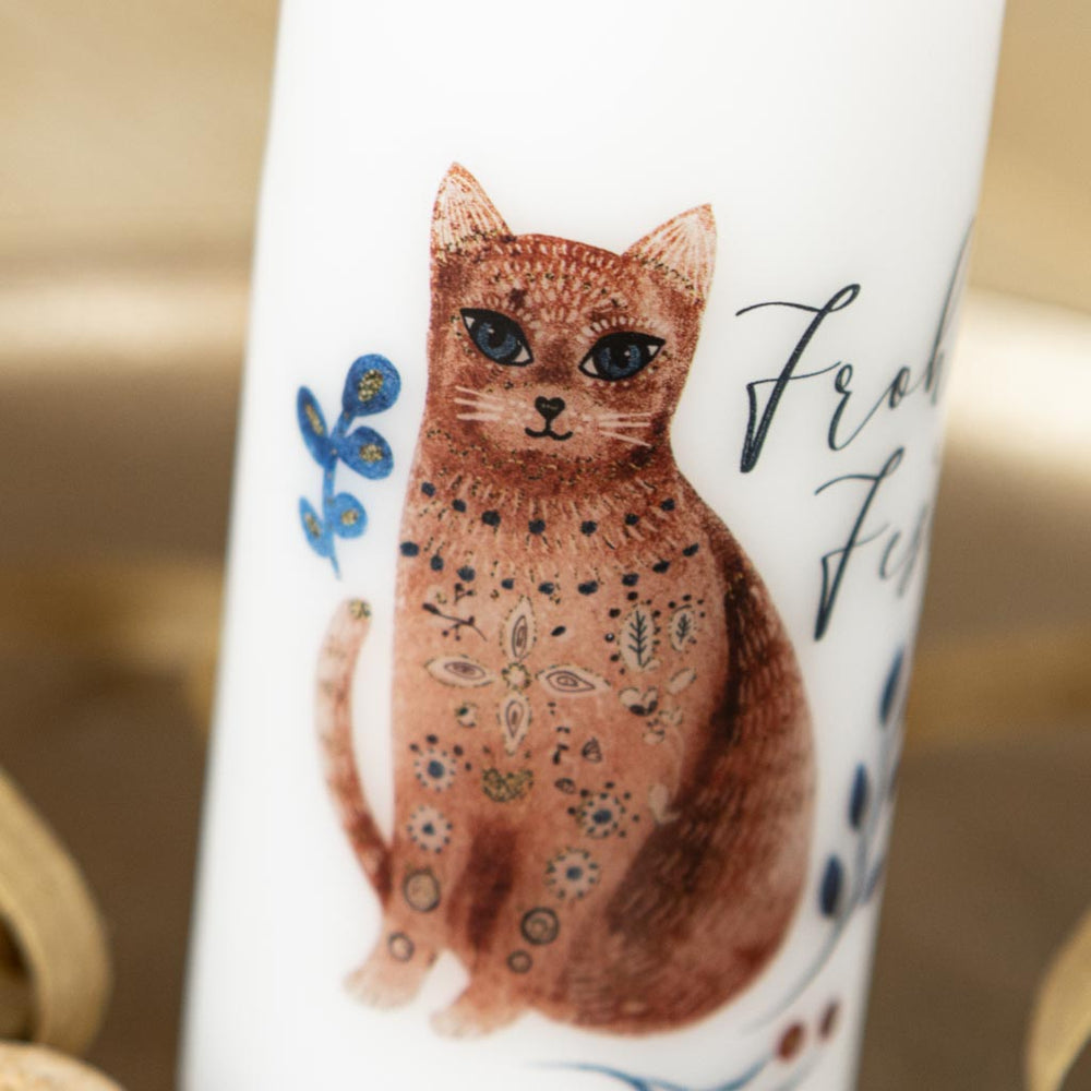Katze auf Weihnachtskerze