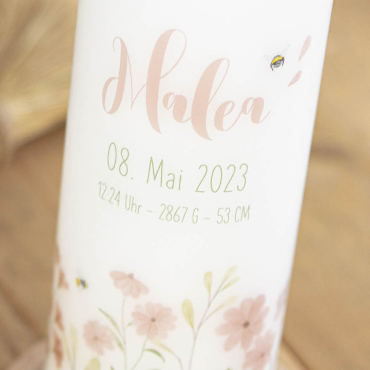 Kerze mit Blumen und Hummeln zur Geburt