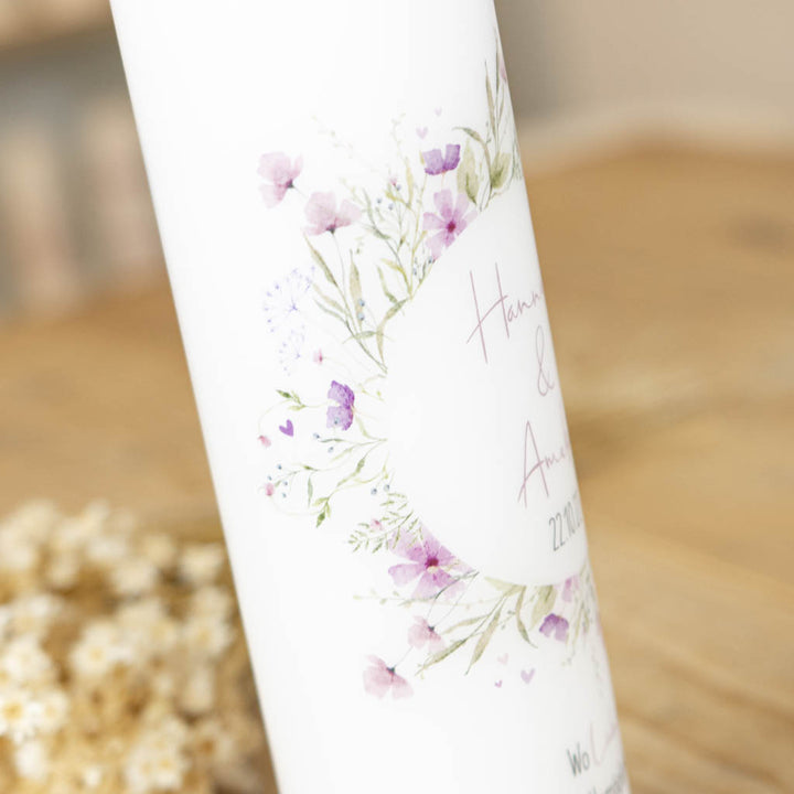 Blumenkranz auf der Hochzeitskerze Blumen