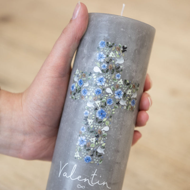 Taufkerze mit einem floralen Kreuz für einen Jungen
