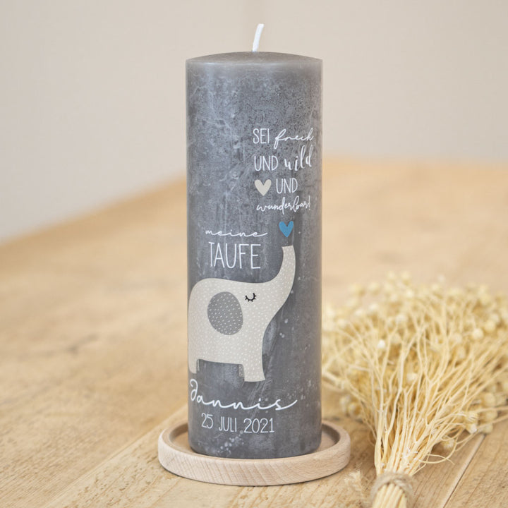 Taufkerze mit einem Elefanten auf einer Rustic Beton grauen Kerze