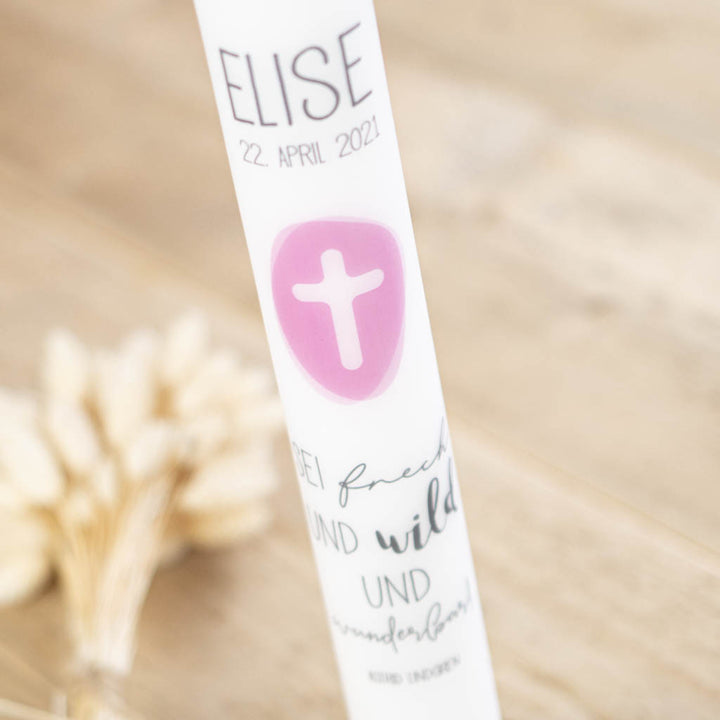 Kommunionkerze mit einem Kreuz - unterlegt in der Farbe Rosa