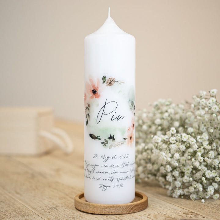 Taufkerze mit einem frühlingshaften Blumenkranz