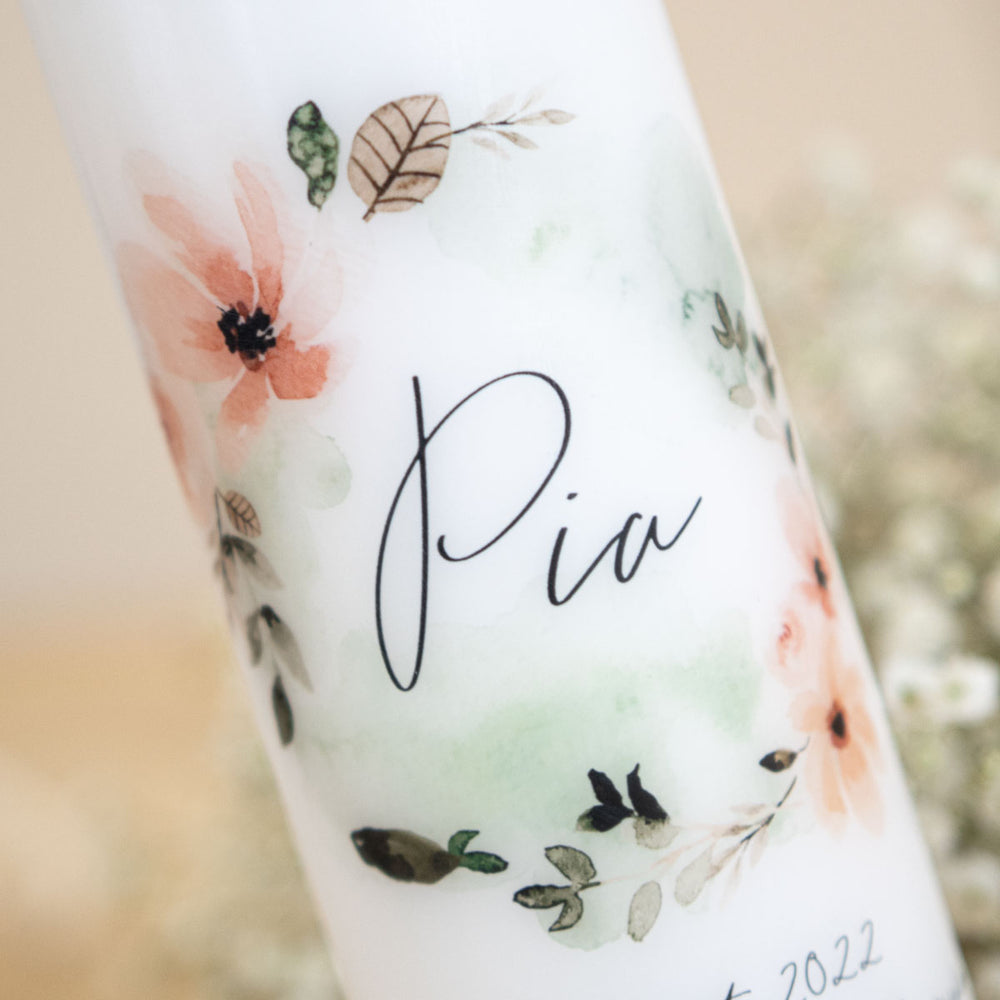 Taufkerze mit Aquarellblumen als Detailaufnahme