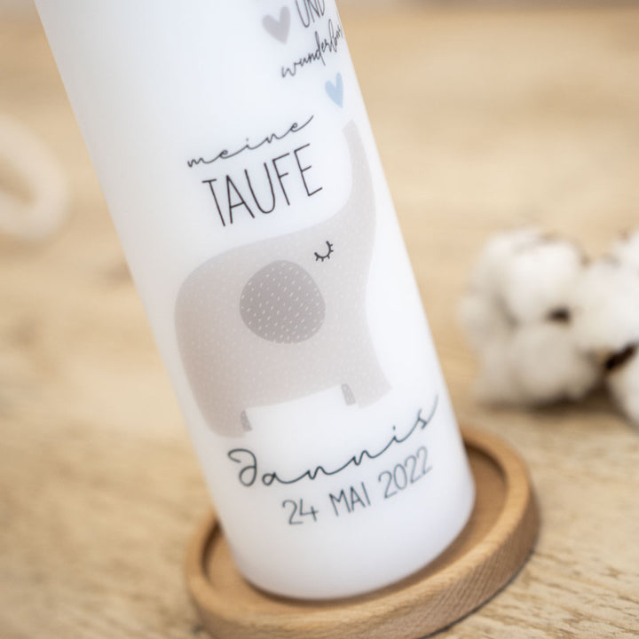 Taufkerze mit einem Elefanten als Detailaufnahme