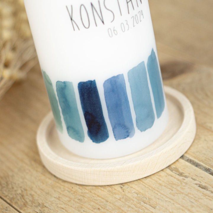 Taufkerze mit einer Wasserbordüre in Aquarellfarben
