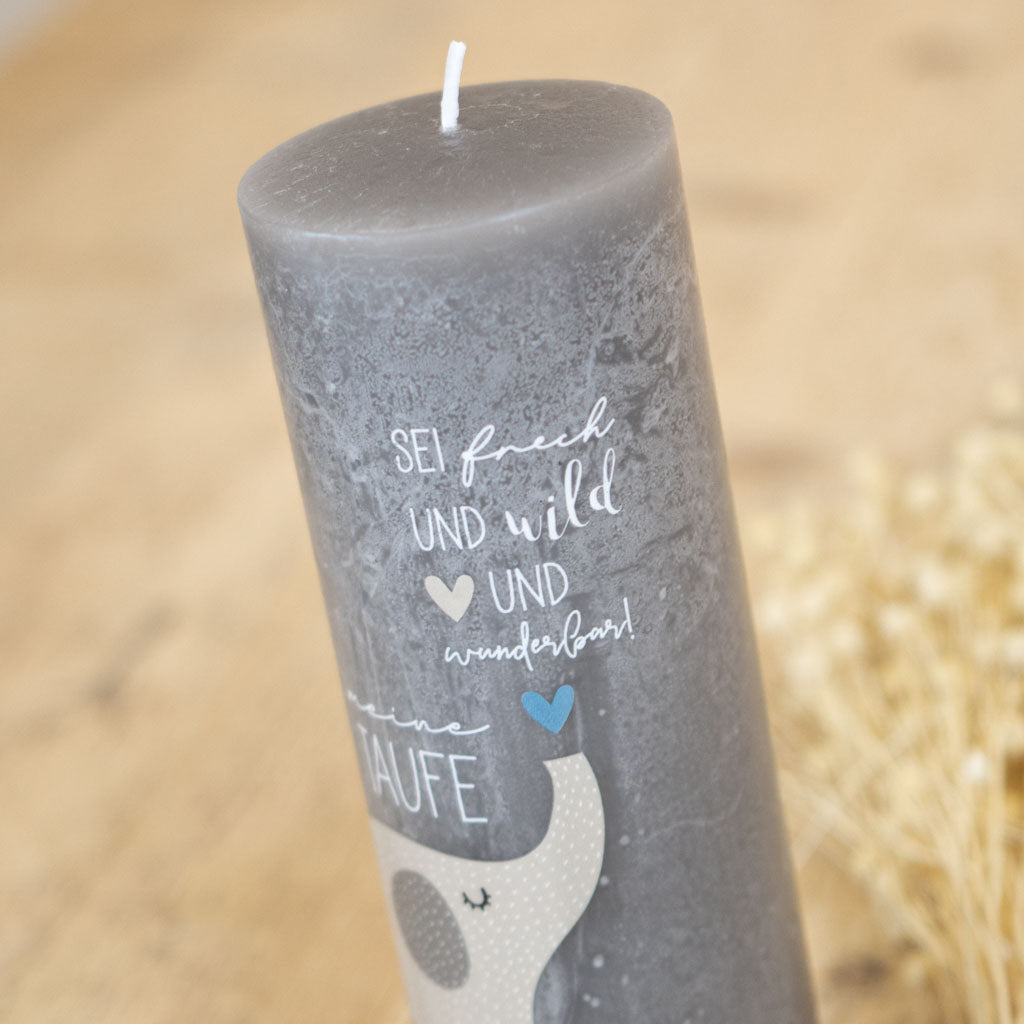 Taufkerze auf einer Rustic grauen Kerze mit dem Spruch: Sei frech und wild und wunderbar
