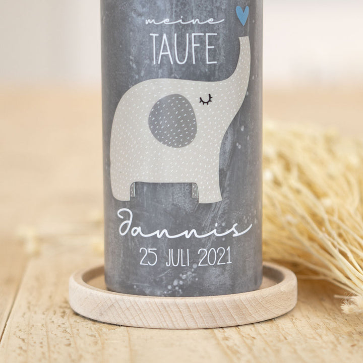 Taufkerze mit einem Elefanten - personalisiert mit Namen und Taufdatum