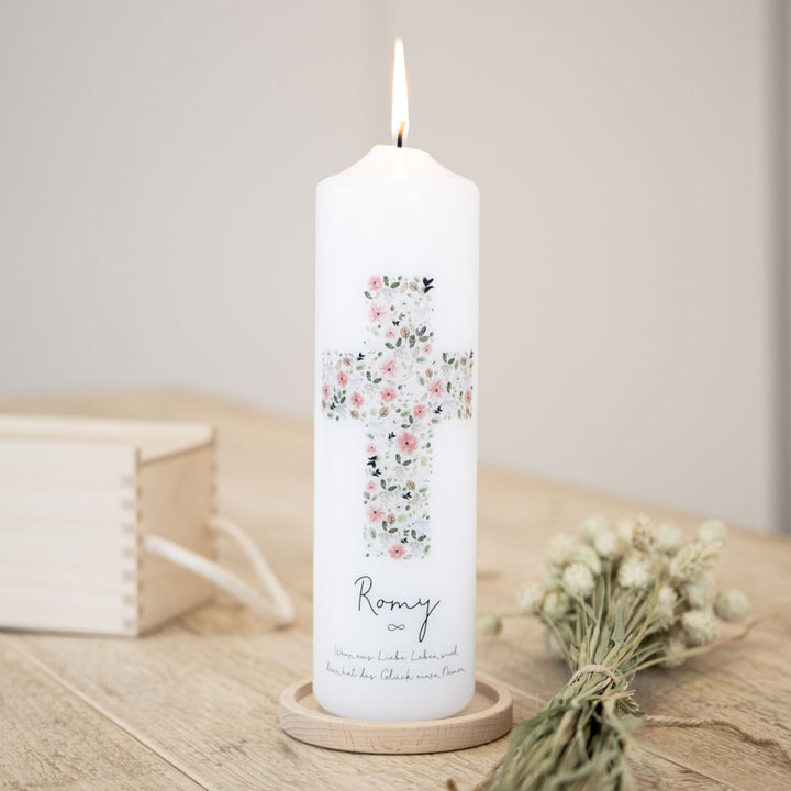 Taufkerze mit einem floralen Kreuz