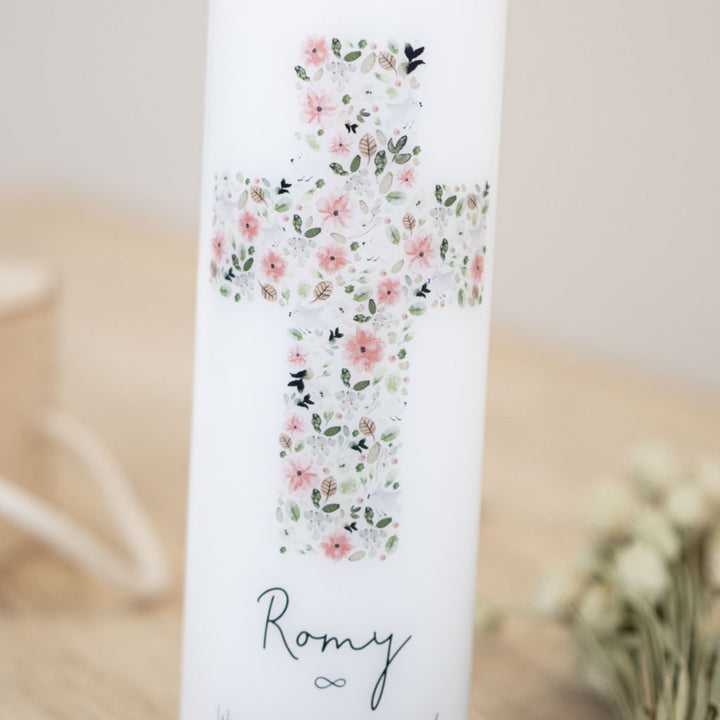 Taufkerze mit einem Kreuz in rosa