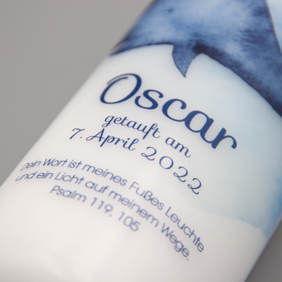 Taufkerze Wal Oscar mit Taufdatum und Taufspruch