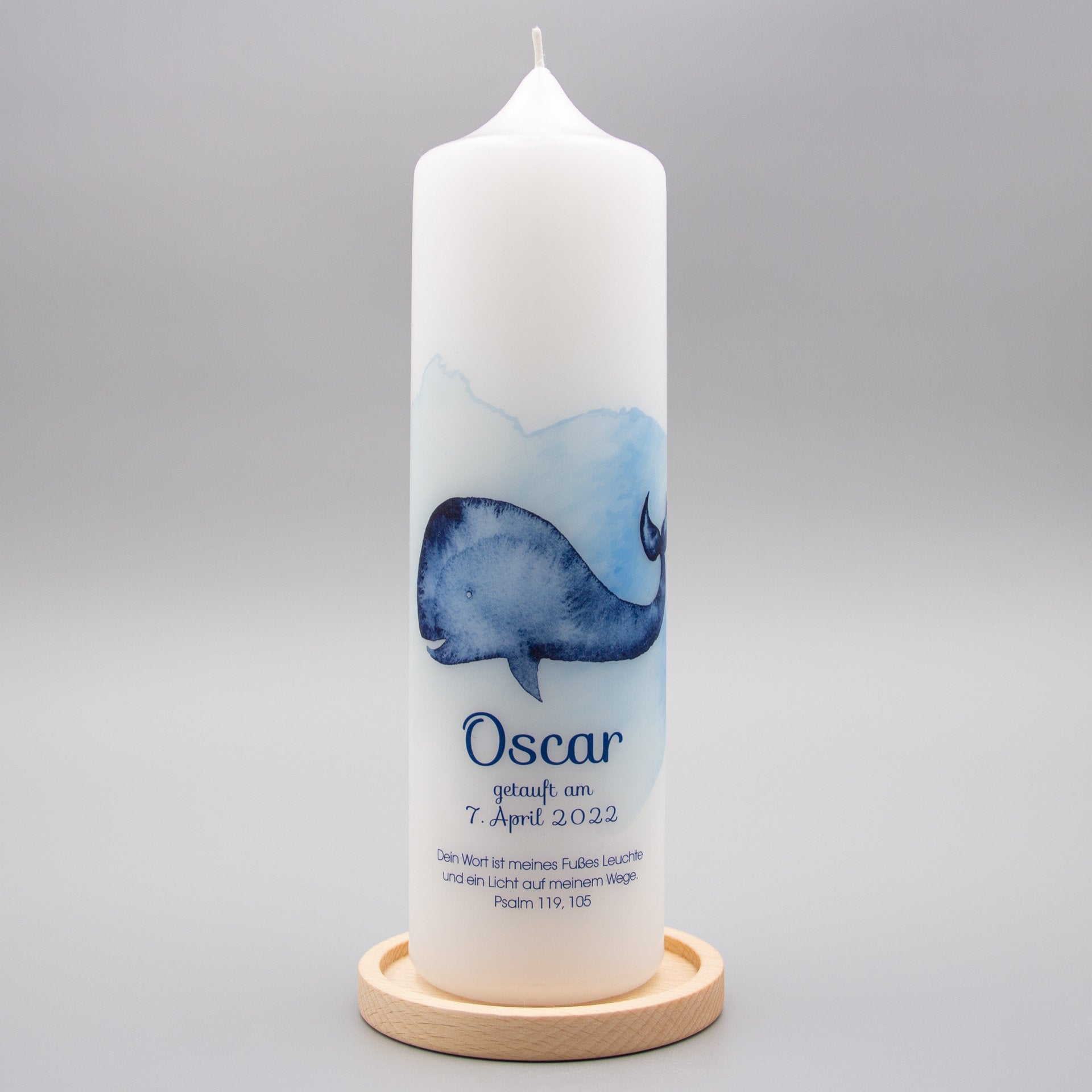 Taufkerze Wal Oscar mit Kerzenhalter aus Holz