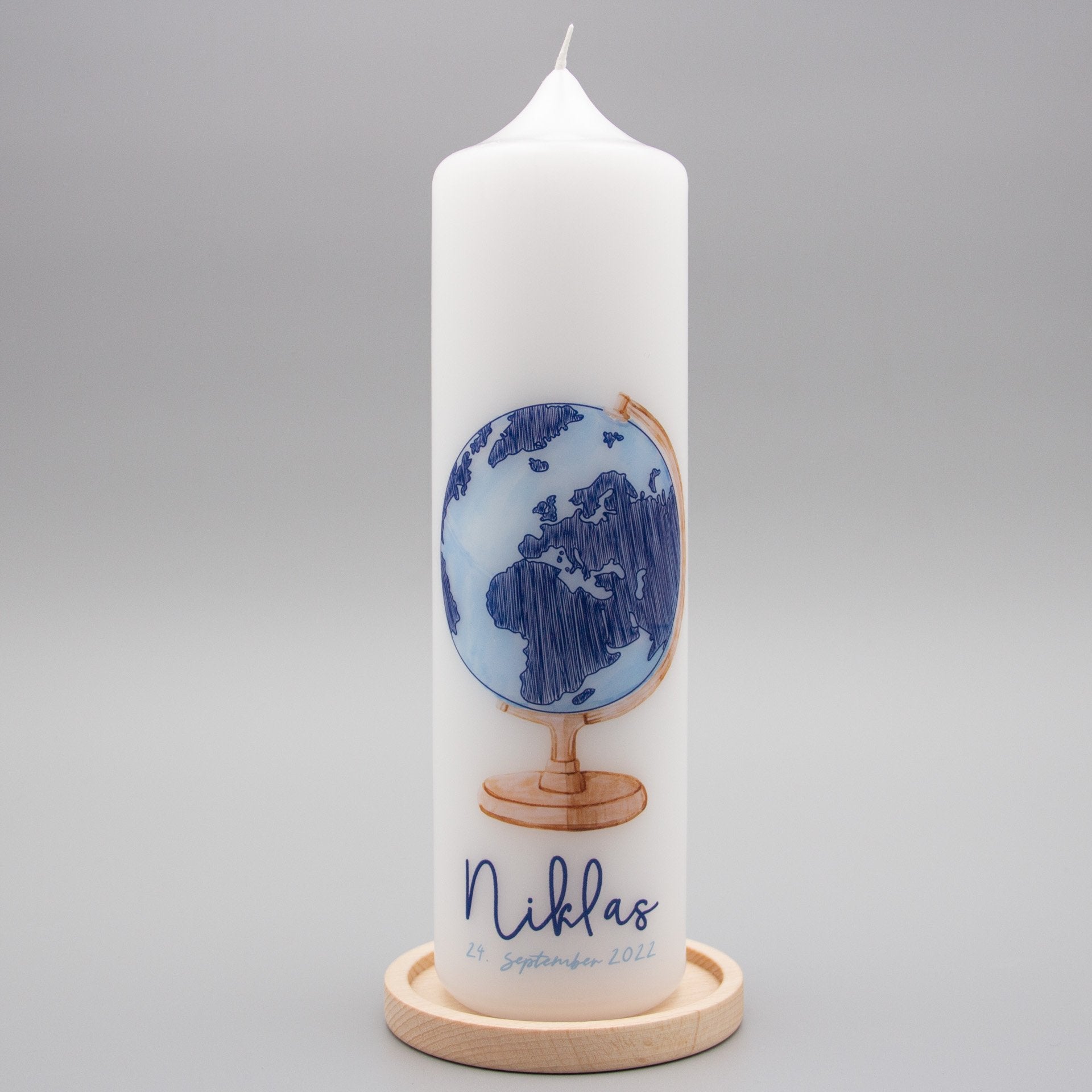 Taufkerze Weltkugel Niklas mit Kerzenhalter aus Holz