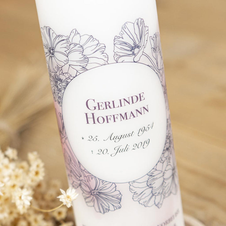 florale Trauerkerze mit Malven als Blumenmotiv